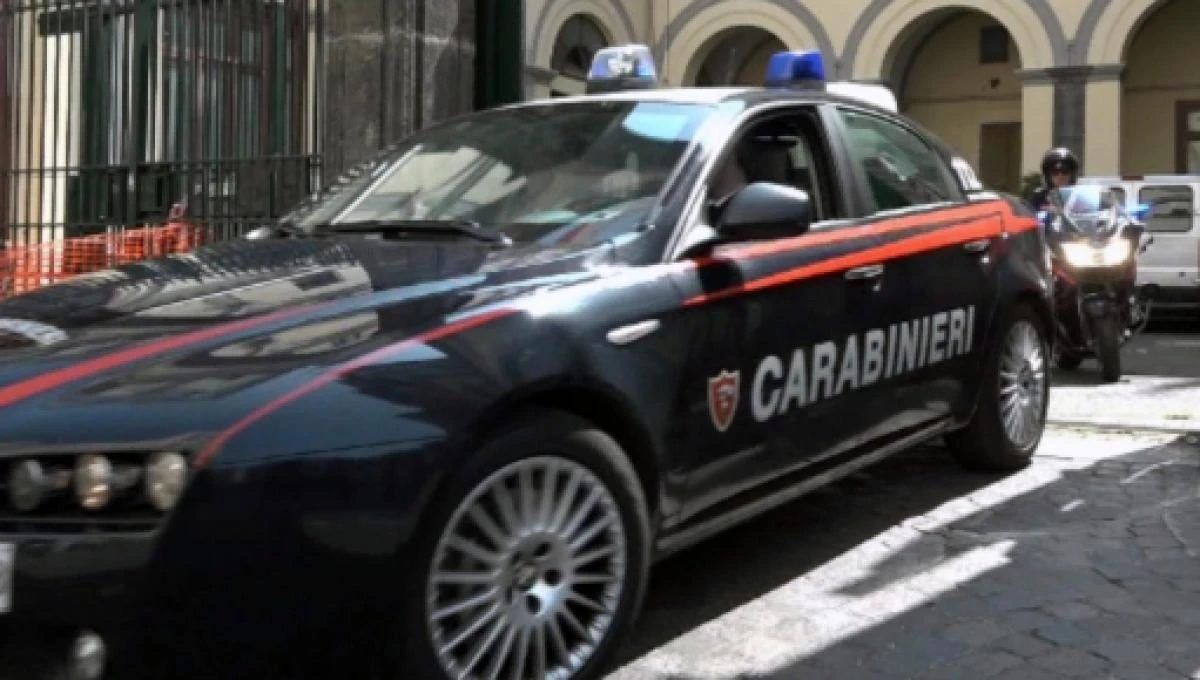 Pozzuoli, aggressiva moglie con una forchetta: arrestato