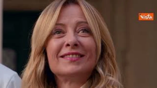 Meloni riceve gli atleti di Milano-Cortina, sorrisi, selfie e l'omaggio del tricolore firmato