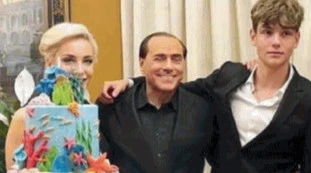 Silvio Berlusconi insultato dal "Fatto" di Travaglio per questa foto: "Ridicolo, qualcuno glielo dica". Schifo senza precedenti