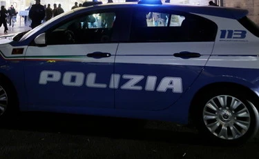 Palermo, pietre, sedie e spranghe di ferro contro la Polizia per impedire due arresti