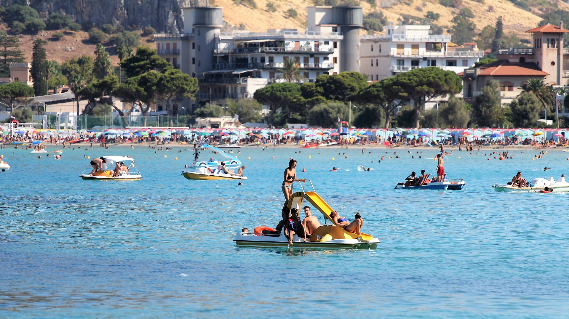 Sicilia, enorme quantità di feci in mare. Necessario l'intervento del personale di salvataggio