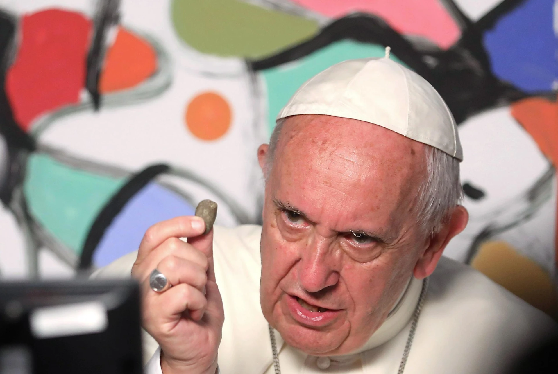 Papa Francesco e lo ius soli: la legge del Vaticano proibisce la cittadinanza agli immigrati