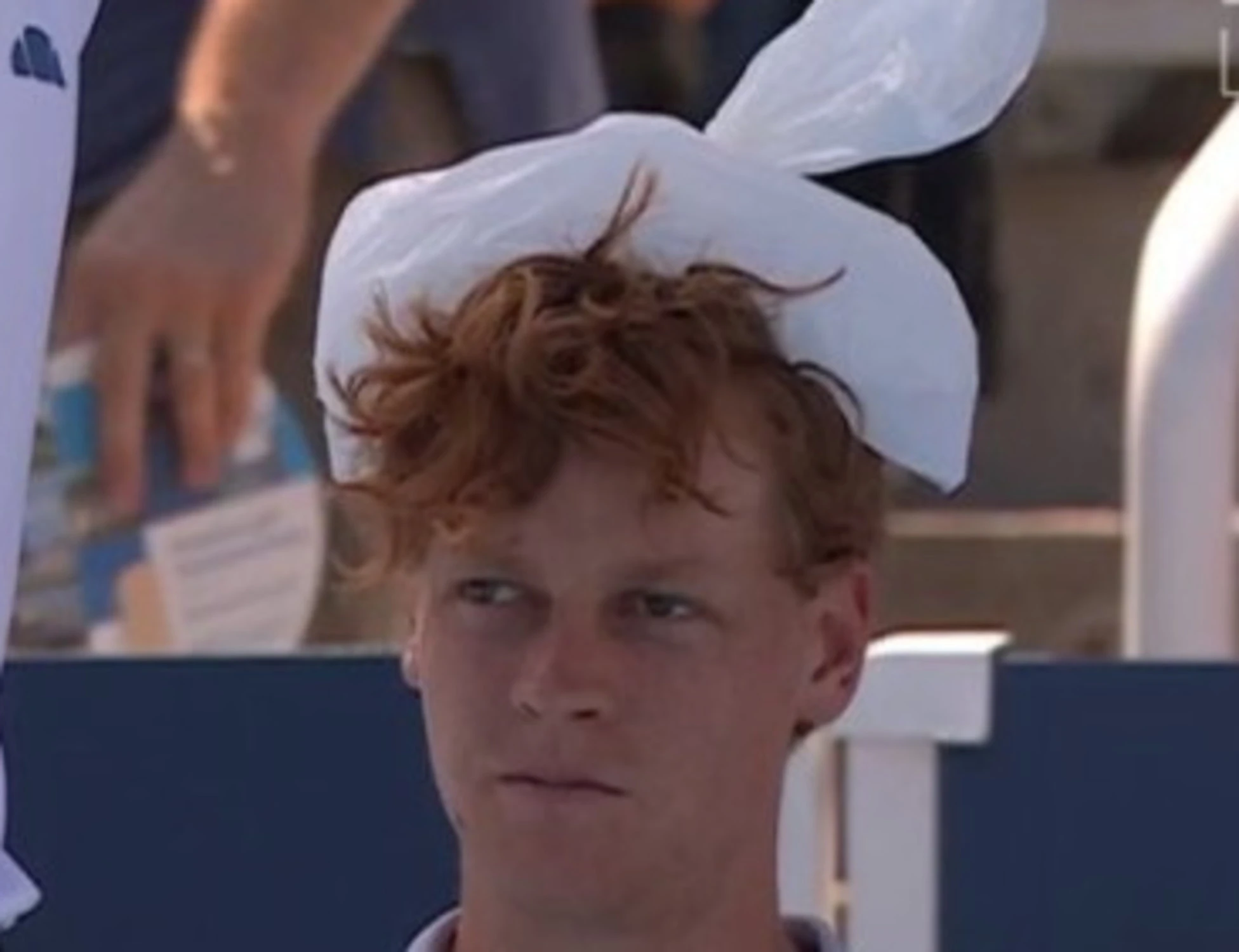 Jannik Sinner beccato così in panchina: ora tutto torna