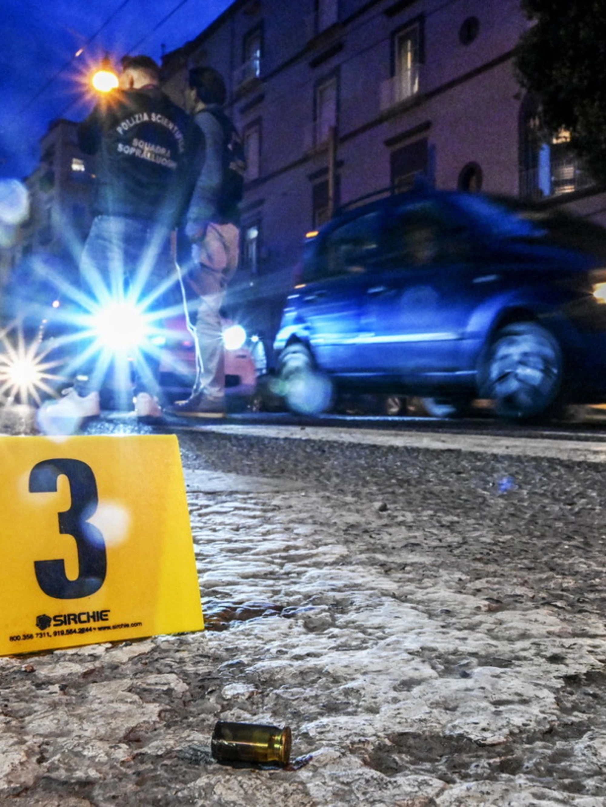 Mattanza a Torino: accoltellato e ucciso in strada, caccia all'incappucciato
