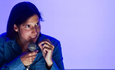 FdI smaschera Elly Schlein: "Posa il megafono. Per un voto in più..."