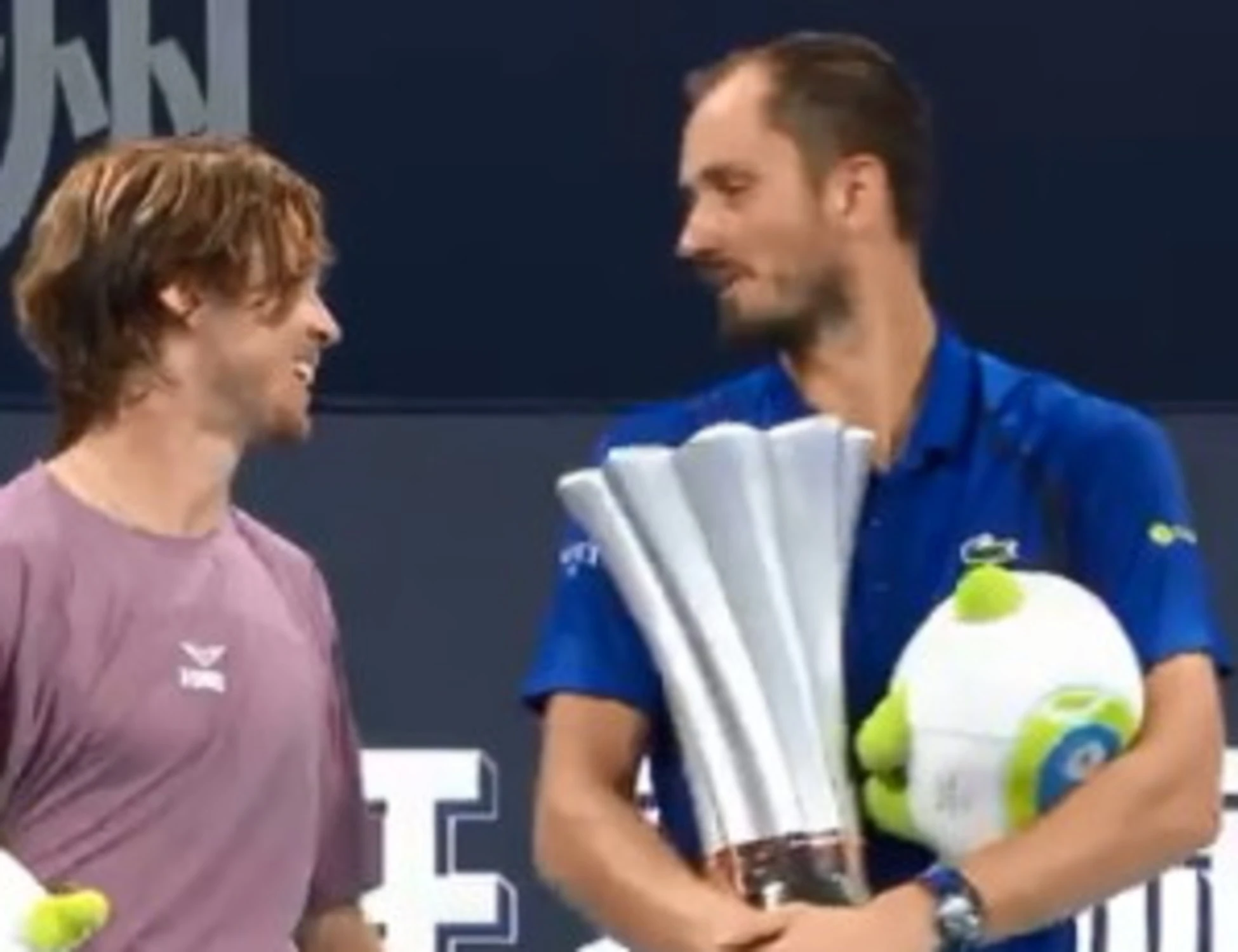 Medvedev sbeffeggia Rublev dopo la vittoria: "Mi spiace di aver servito così bene oggi"