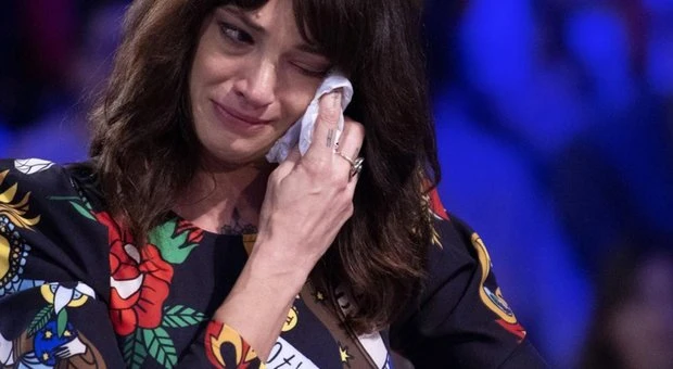 Verissimo, Asia Argento e l'ultima sceneggiata: piange a dirotto da Silvia Toffanin