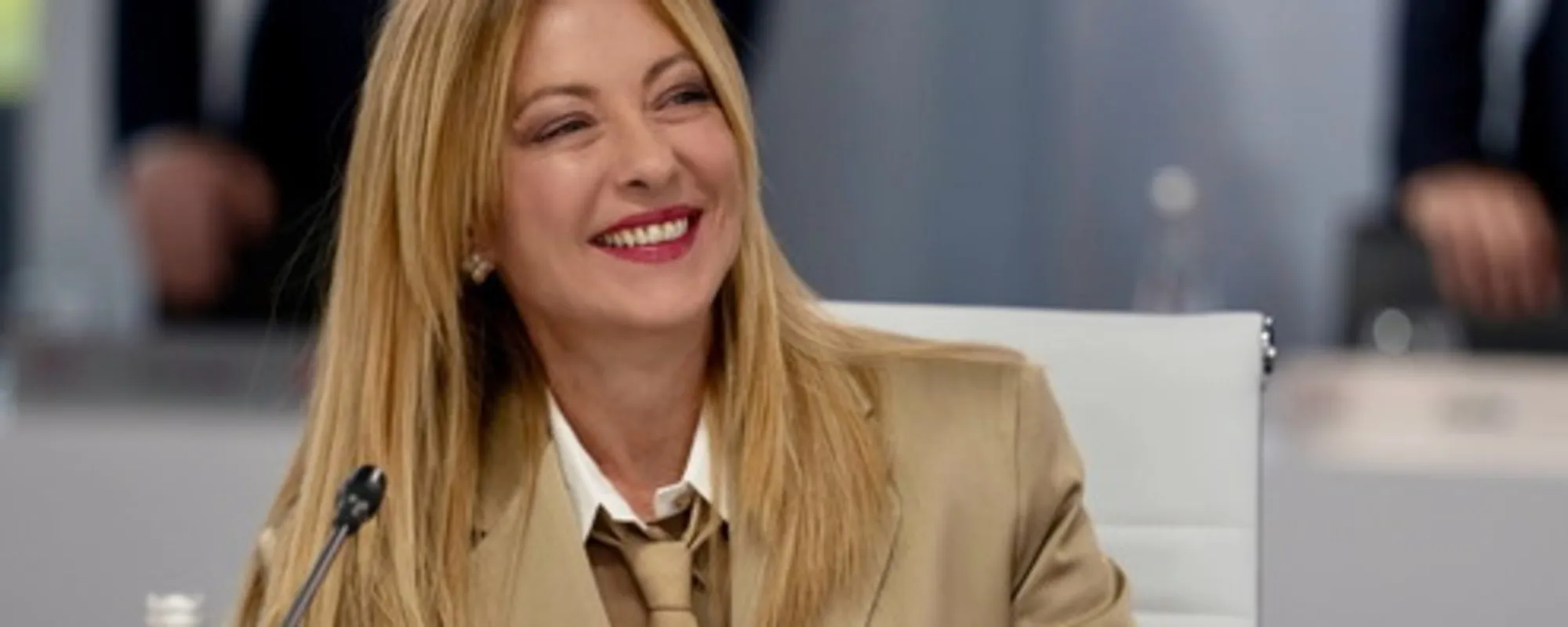 Meloni, l'audacia della cravatta: come ha conquistato tutti a Evian