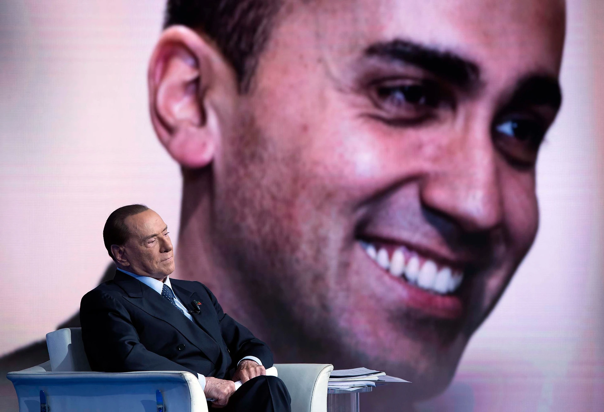 Silvio Berlusconi, l'ultimo vergognoso ricatto del M5s: fatti da parte e noi lasciamo stare Mediaset, il pizzino ad Arcore