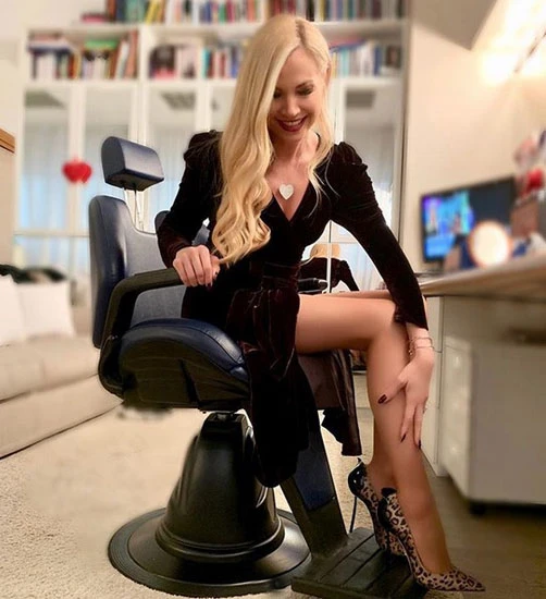 Federica Panicucci, il look pazzesco: mingonna inguinale e tacco 12, tutti ai suoi piedi