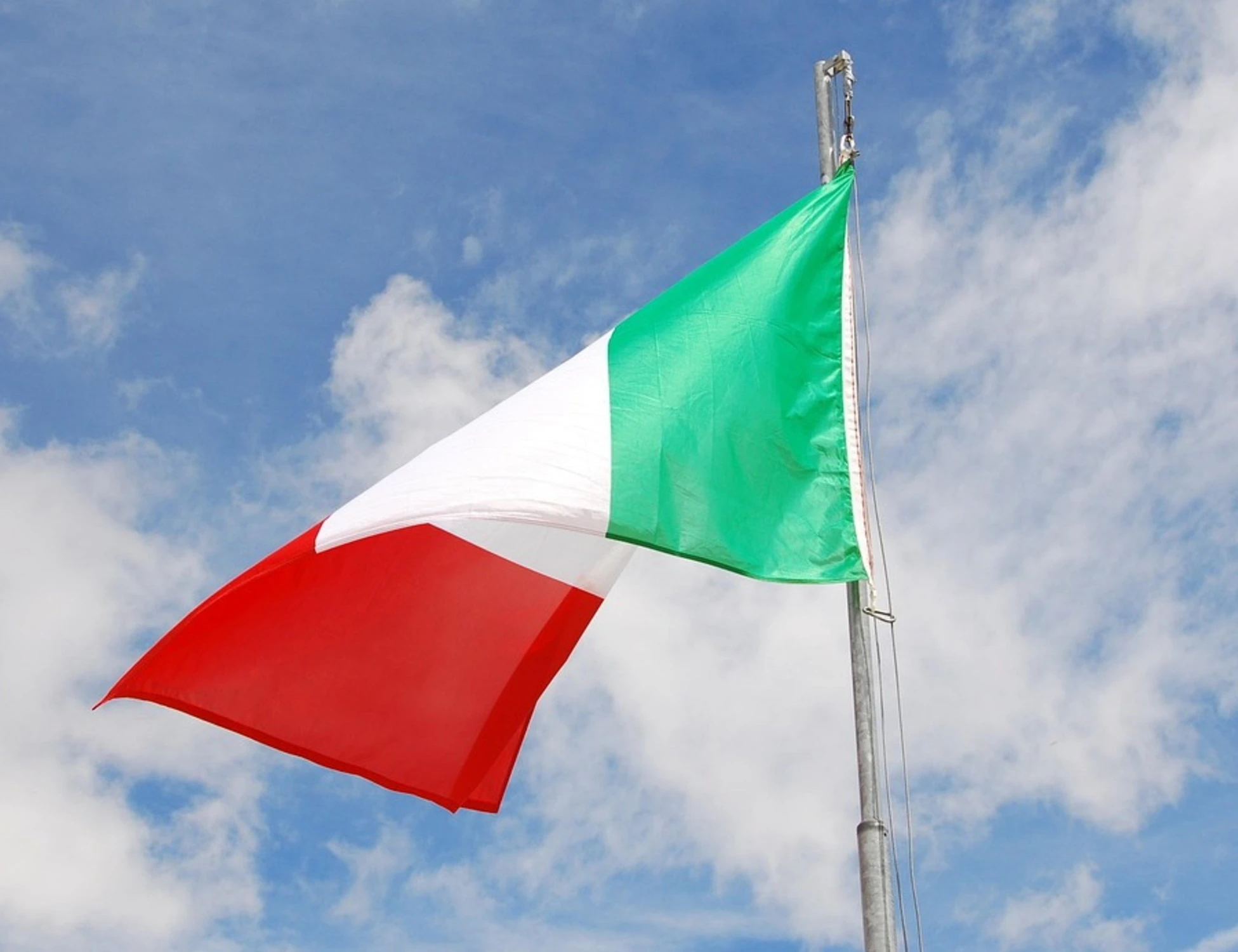 Il Carabiniere e la lettera al Corsera: "Il Tricolore e l'asservimento alle potenze straniere"