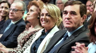 Francesca Pascale &quot;in esilio&quot;, la foto che la sbugiarda: smemorata o ingrata?