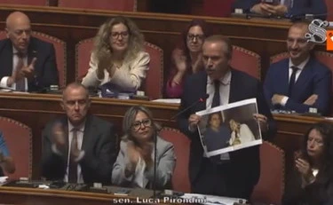 Scarpinato, la sceneggiata del M5s in Aula: cosa mostrano ai senatori di FdI