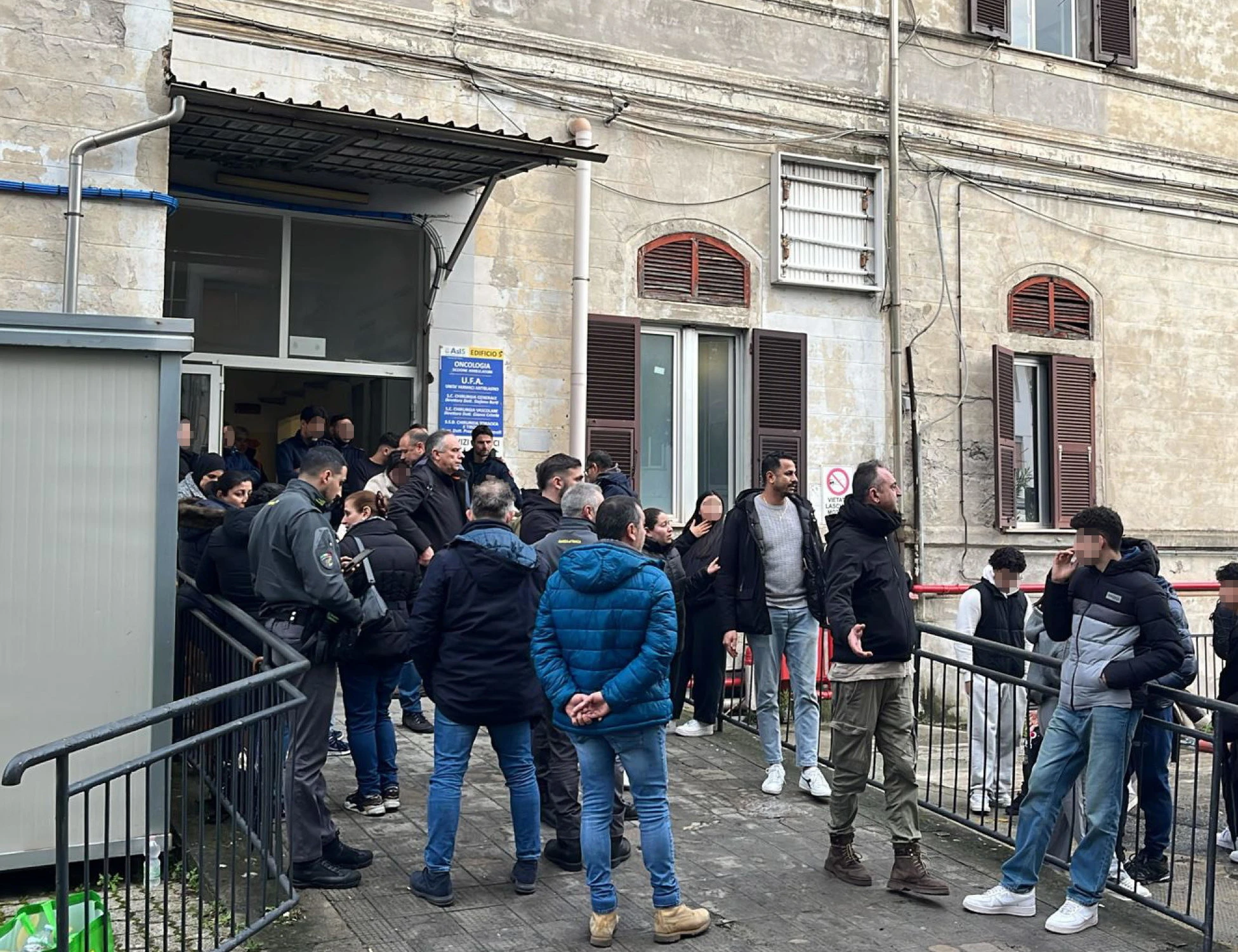 Sora come La Spezia: coltello alla gola di uno studente davanti al liceo