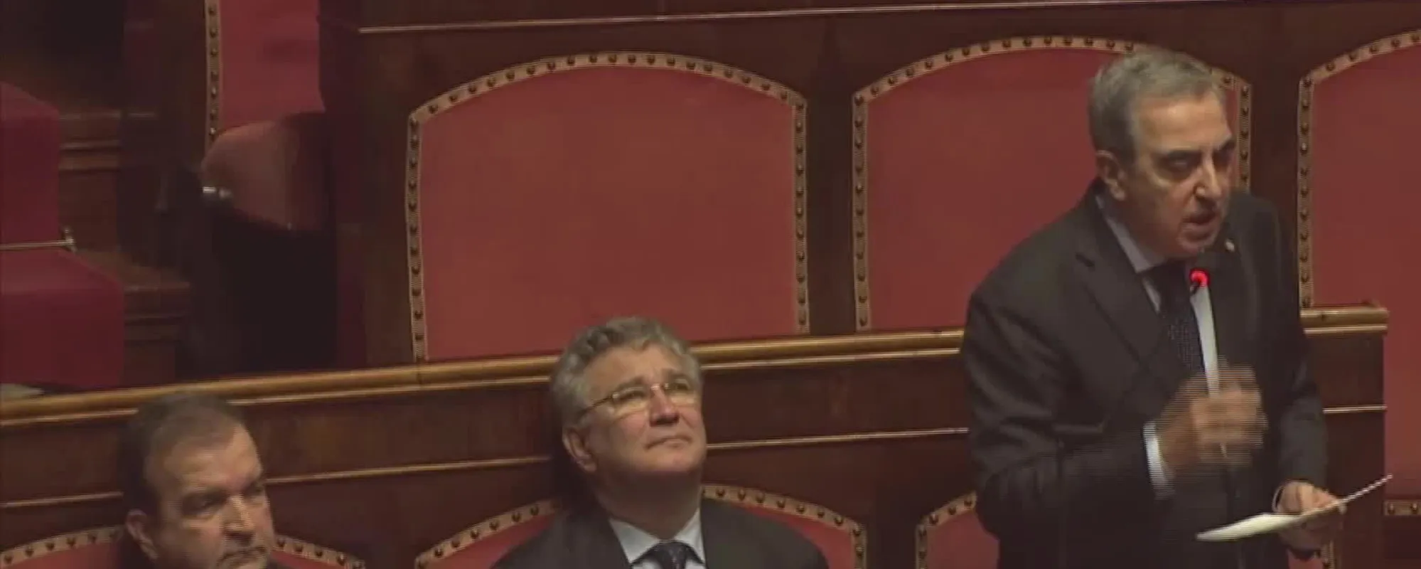 "I banchi a rotelle", i 5 Stelle in tilt: caos in aula <span style="color: rgb(153, 0, 0);">Video</span>