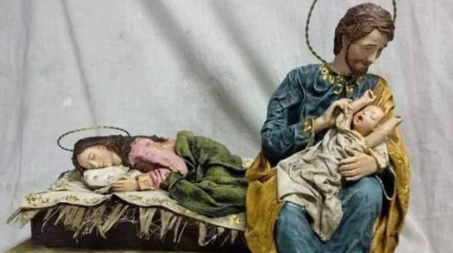 Papa Francesco, in Vaticano arriva il presepe "moderno": Giuseppe culla Gesù e Maria riposa