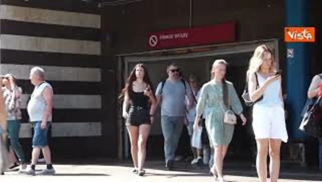 Vojna v Kijevu: Uničene zgradbe, goreči avtomobili in cvetlični spomeniki žrtvam