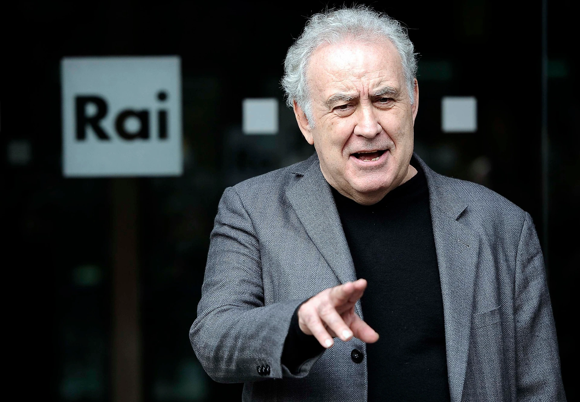 Michele Santoro, il delirio sul ritorno alla Rai: "Fico, mi appello a te". La vergogna contro Salvini e Lega