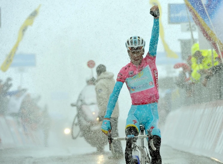 Giro, Nibali trionfa sulle Tre Cime: finale epico sotto la neve
