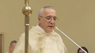 Don Pietro Cesena, l'omelia scatena il delirio in chiesa: "Bevete tutto il vino, perché altrimenti..."