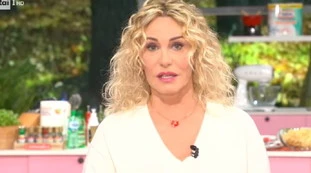È sempre mezzogiorno, "vogliono mettermi in difficoltà". Altra imboscata ad Antonella Clerici, lei sbotta: siluro contro gli autori