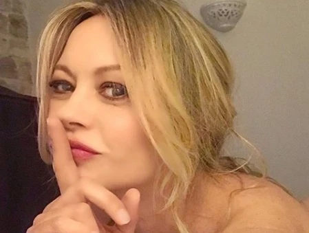 Anna Falchi festeggia la Coppa Italia della Lazio così: niente reggiseno e tanga microscopico