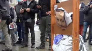 Primo Maggio, Mario Draghi "decapitato" a Torino: l'orrore in piazza che imbarazza la sinistra di governo
