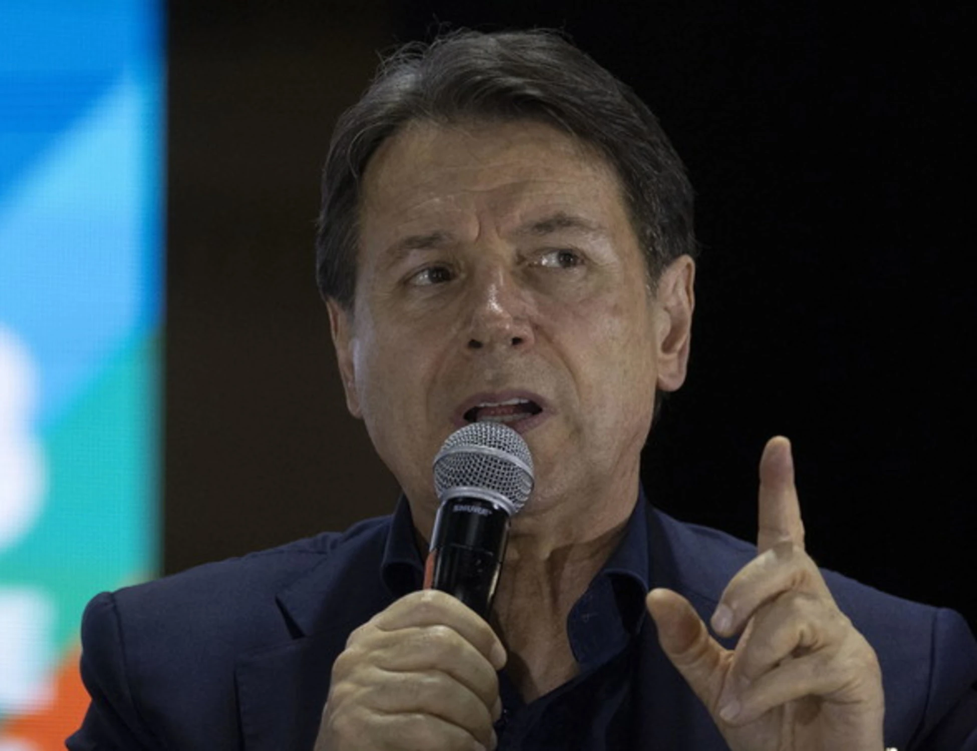 Giuseppe Conte fuori controllo tira per la giacchetta Mattarella