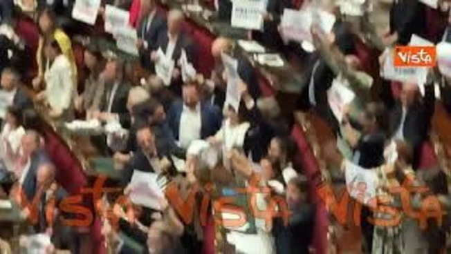 Bagarre in Aula prima del voto su legge elettorale, i cartelli delle opposizioni "Meloni ha fallito"