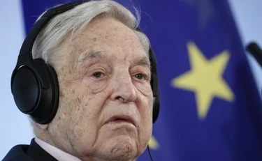 George Soros, l'inchiesta di FarWest: così finanzia la sinistra italiana. FdI: "Vergogna"