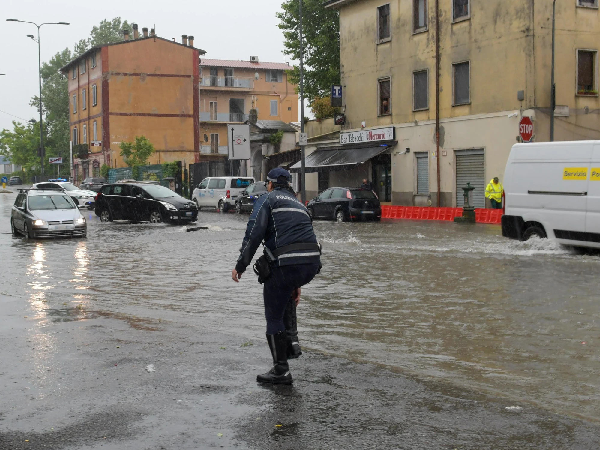 Maltempo e nubifragi: a Milano esonda il Seveso. Alessandria, una donna dispersa