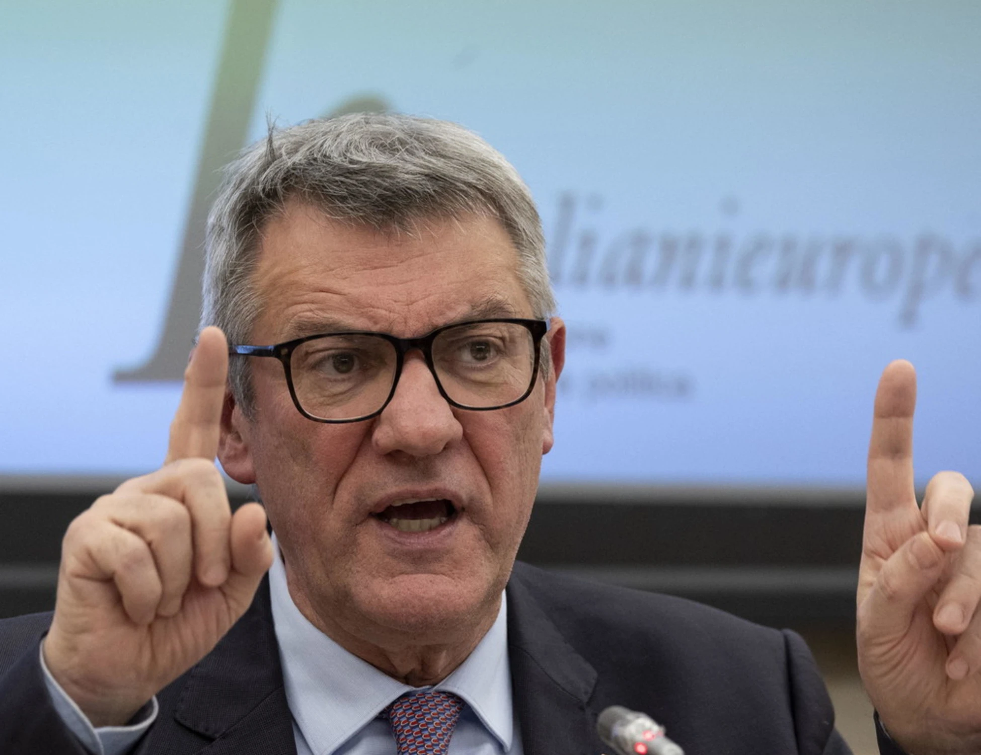 Maurizio Landini ci prende per fessi: "Sciopero il venerdì perché sabato si vendono più giornali"