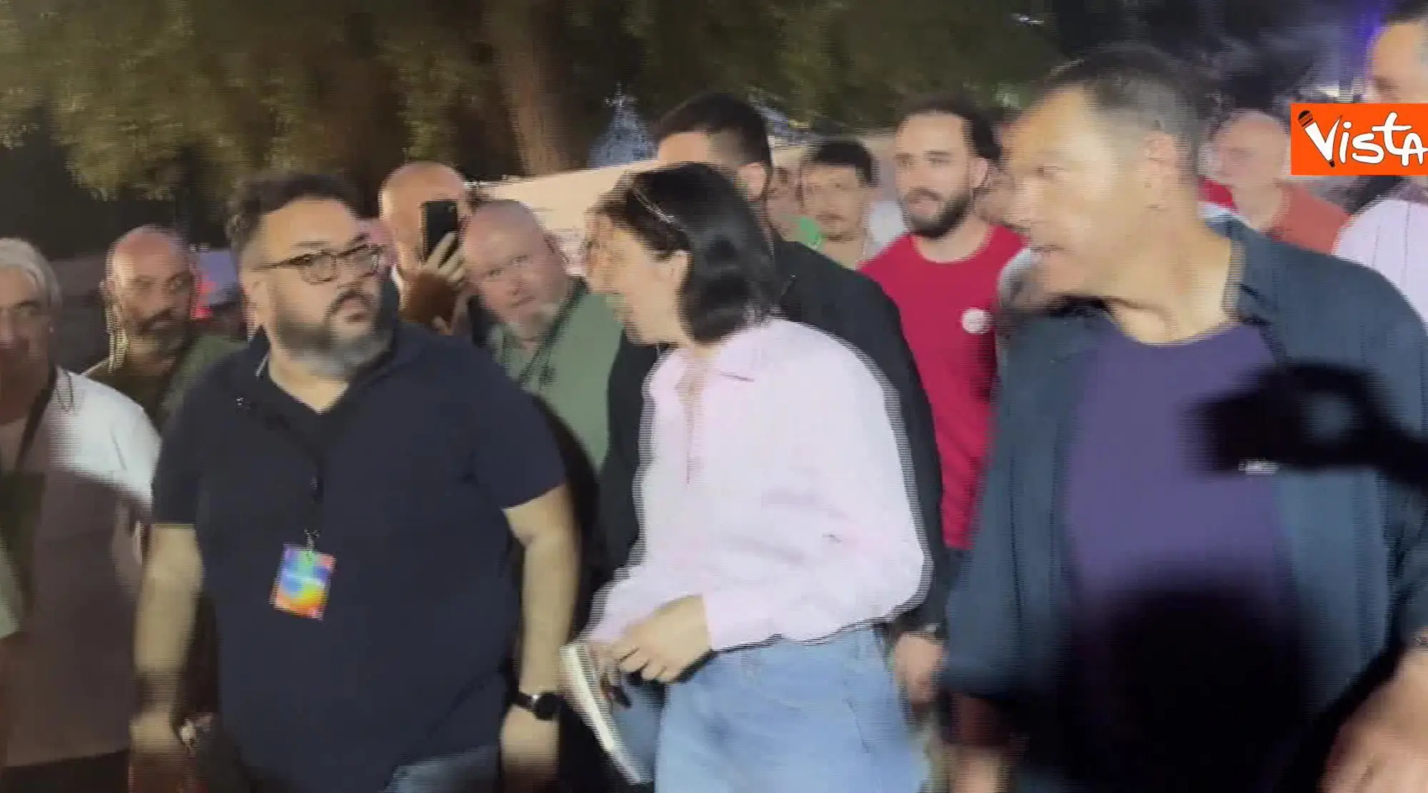 Festa dell'Unità, la maglietta regalata a Schlein: i soliti comunistii