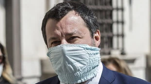 Napoli, poliziotto ucciso durante una rapina in banca. Salvini: "Arrestati due rom, devono pagare fino in fondo"
