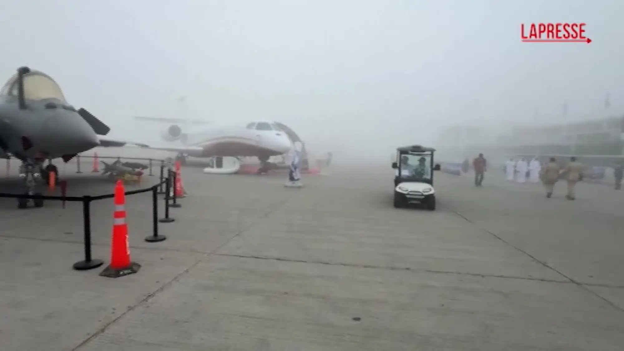 Dubai, l'Airshow avvolto dalla nebbia