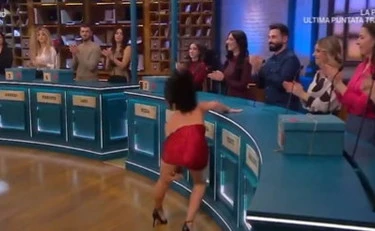 Affari tuoi, ormone impazzito per Martina: vestita così in studio