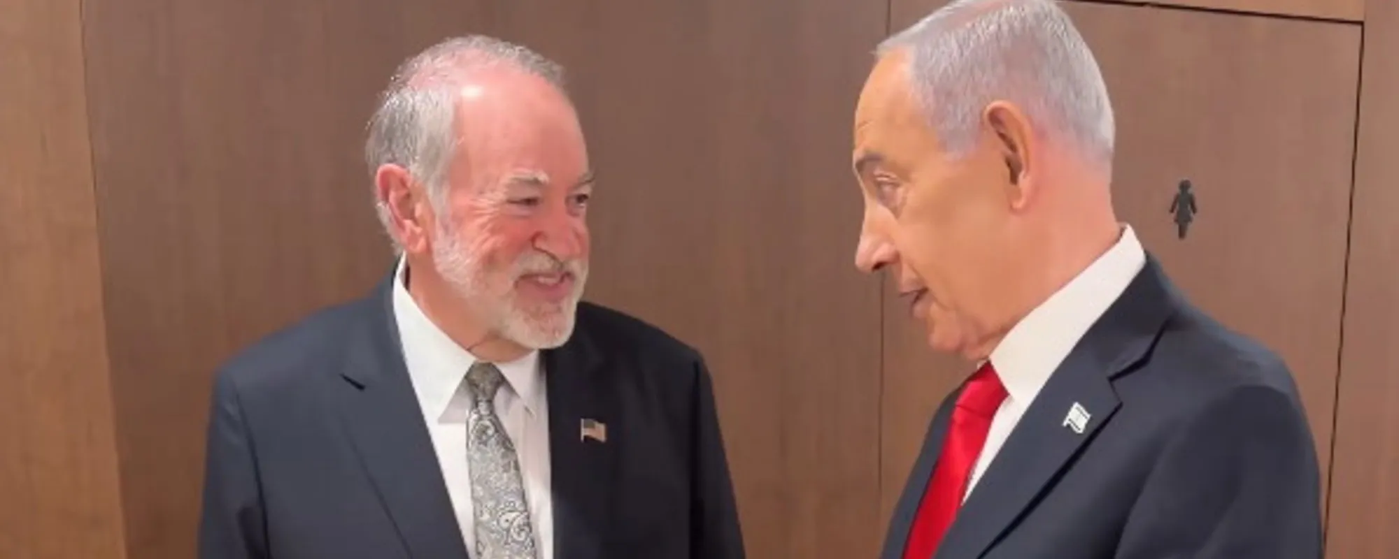 "Sono vivo": il video che smonta l'Iran. Macron umiliato da Trump. Ammazzati Larijani e Soleimani