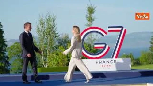 Meloni arriva al G7 Evian, baci sulle guance coi "padroni di casa" Macron e Brigitte