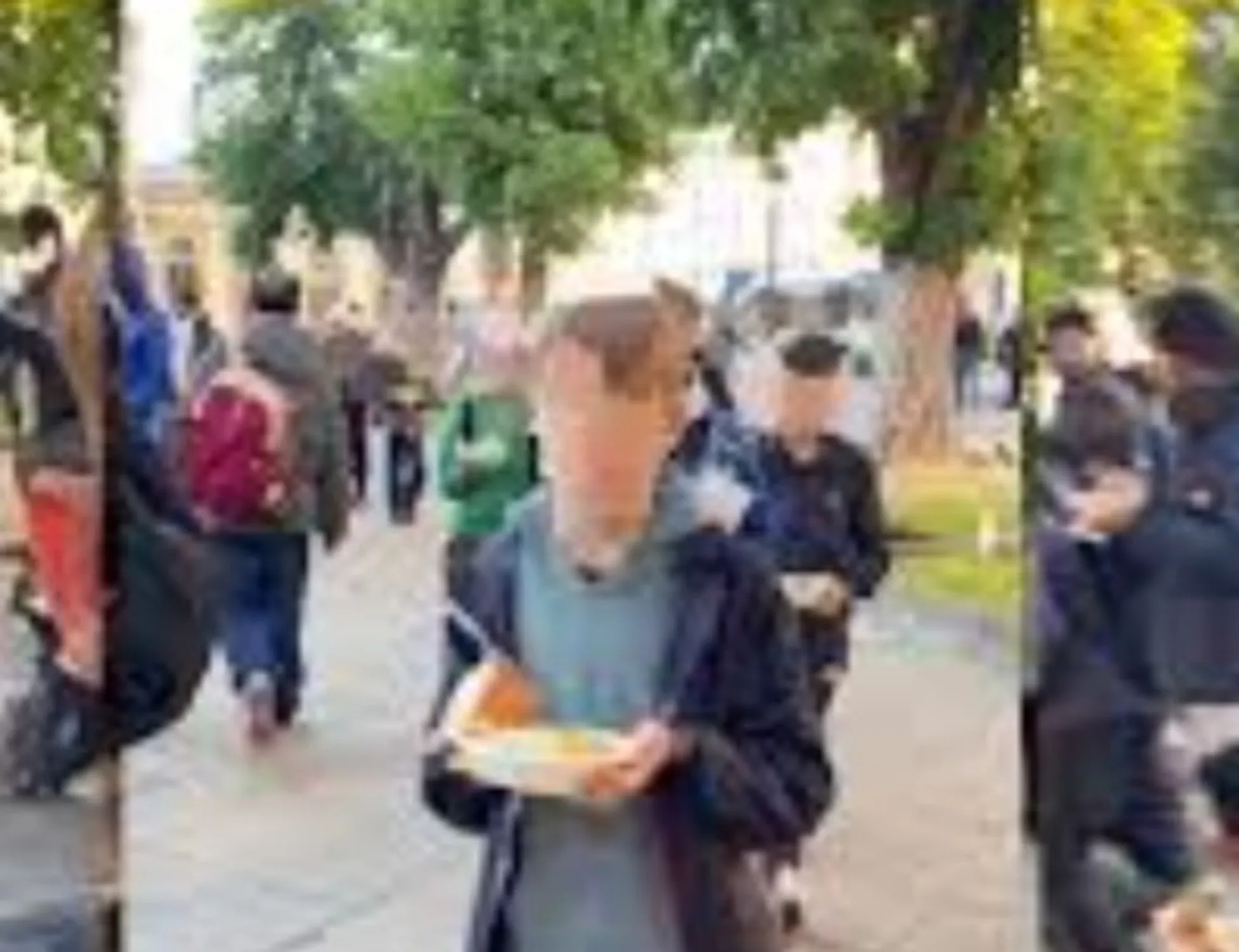 Trieste, scandalo a scuola: bambini scalzi e bendati "per vivere da migranti"