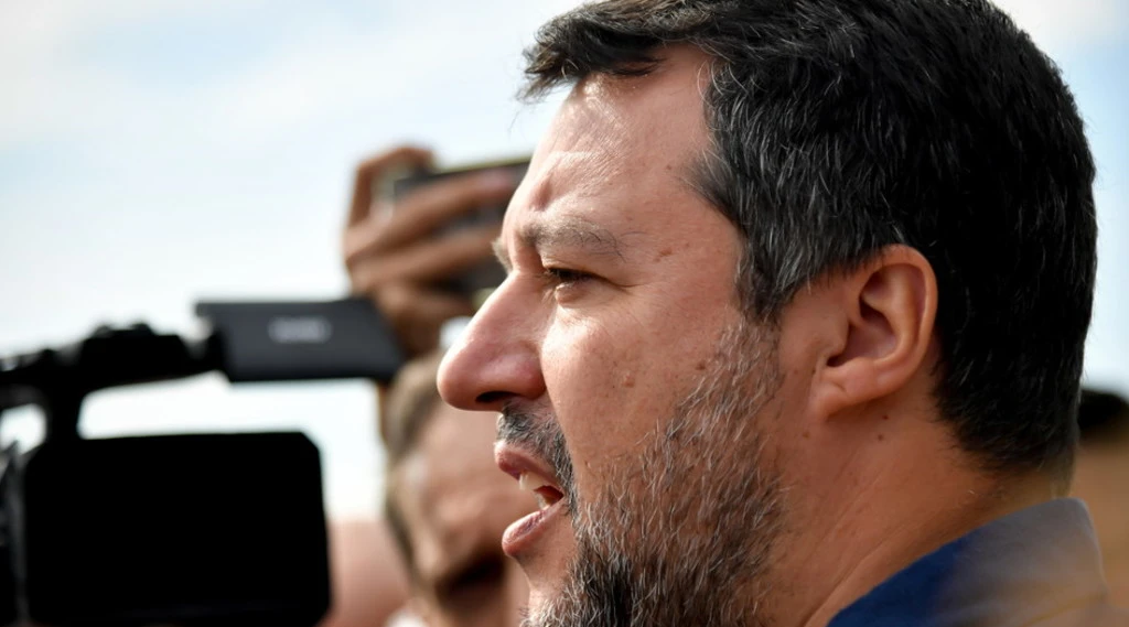 Matteo Salvini asfalta Calenda: "Razzista e ignorante", frase choc sulla scuola