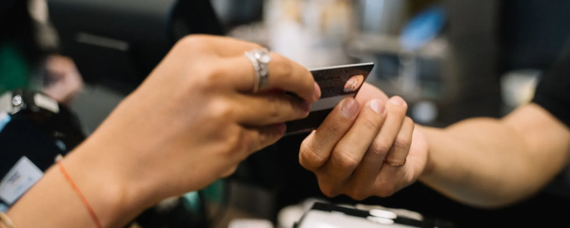 Ruba i dati delle carte di credito in negozio: chi è rimasto fregato