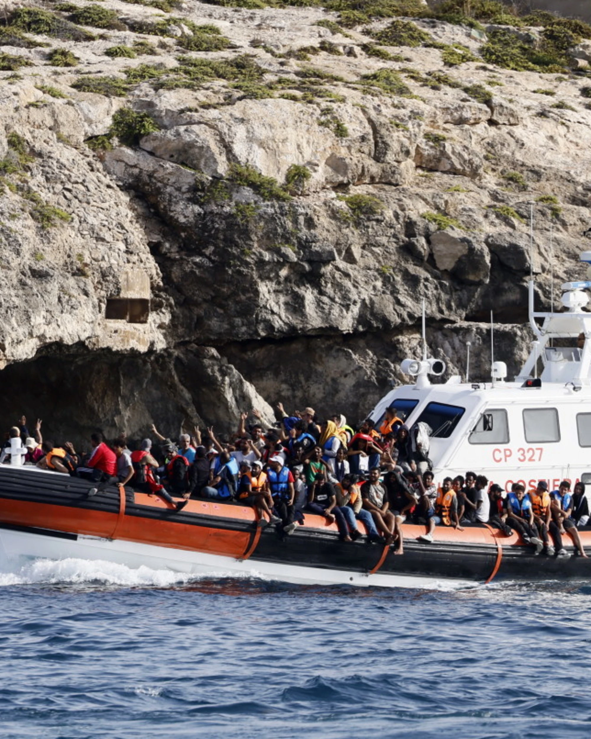 Immigrazione, la Germania taglia i fondi alle Ong: Merz schianta la sinistra