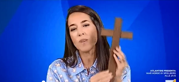 Licia Ronzulli a L'aria che tira punge Fioramonti con un enorme crocifisso: sorpresa da Myrta Merlino