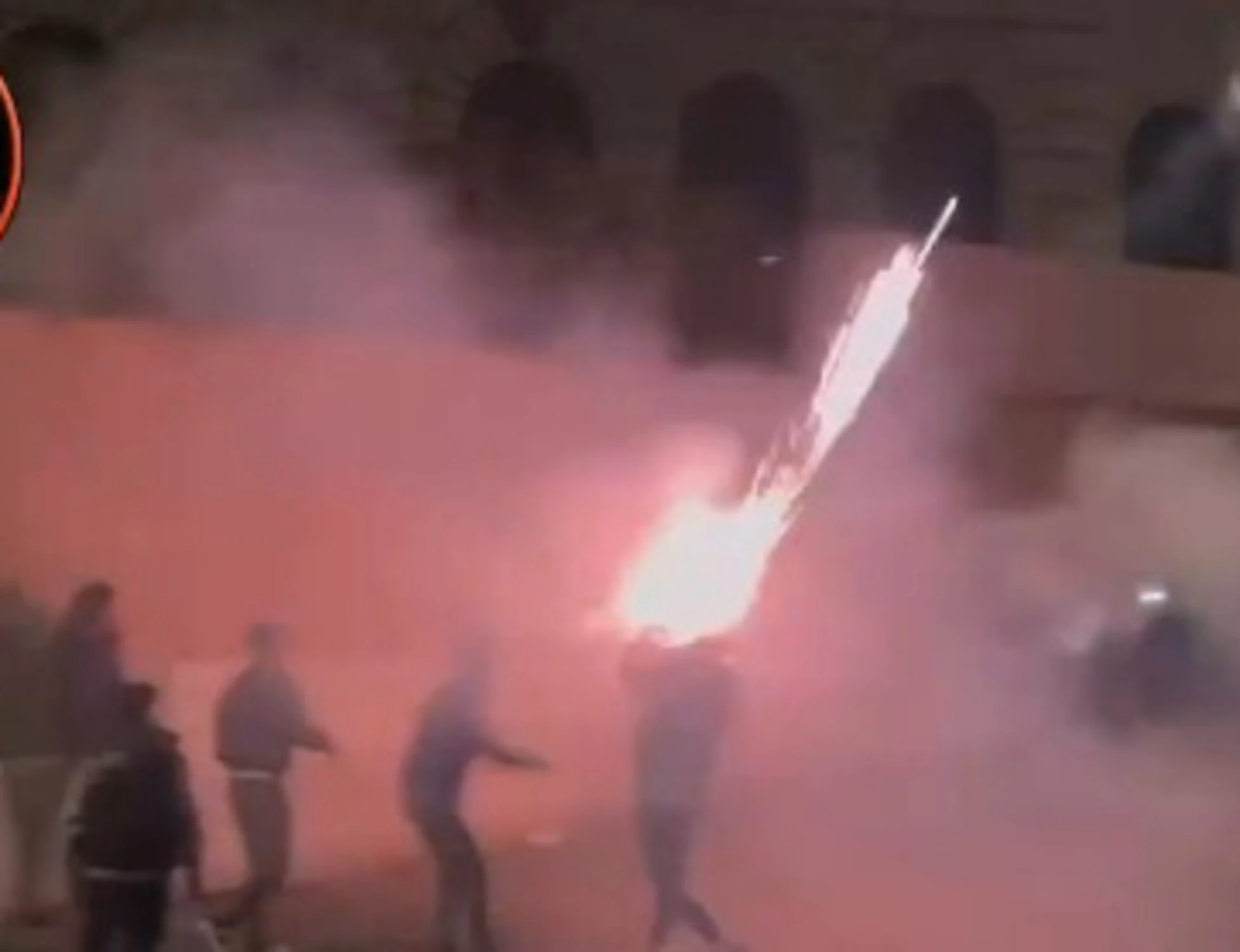 Roma, maranza sparano fuochi d'artificio contro le persone: poi scoppia la rissa