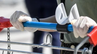 Coronavirus, Nas al supermercato: carrelli, cestini e bilance? La peggiore delle scoperte sul contagio