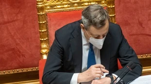 Mario Draghi, "foto segnaletiche sul tavolo": retroscena, come si è presentato al Copasir