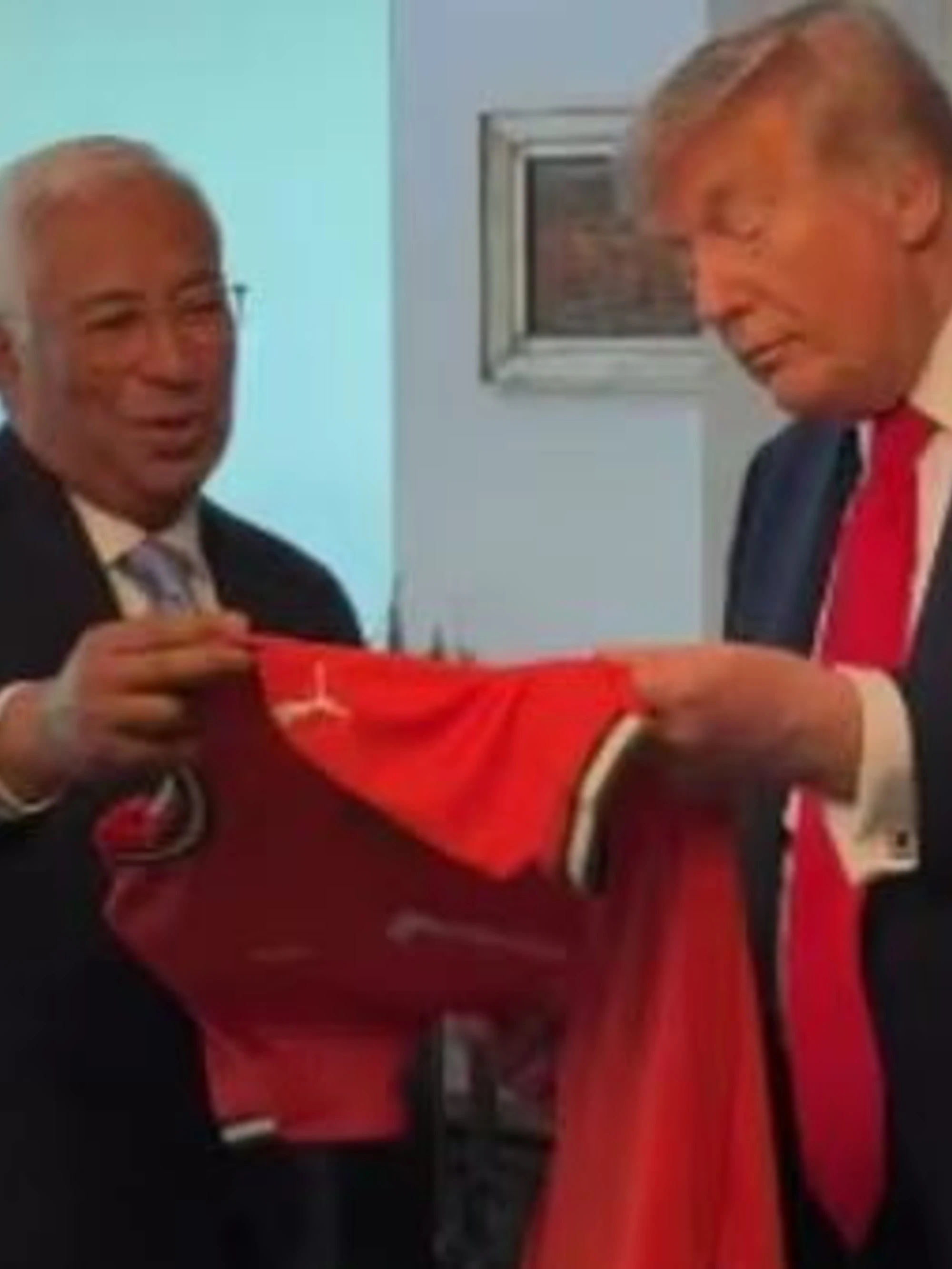 Cristiano Ronaldo sfida Trump: gli regala una maglietta, con questa scritta...