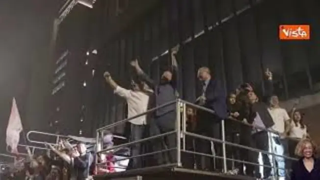 Leggi l'articolo: Lula festeggia la vittoria alle elezioni in Brasile e bacia la moglie Janja Silva