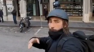 Striscia La Notizia, paura per Vittorio Brumotti: "accolto" dagli spacciatori di Roma con pugni e sputi, il video da brividi