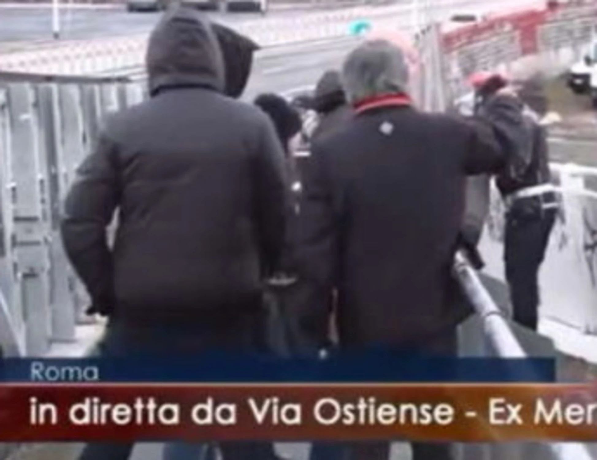 Roma, la polizia sgombera? L'immigrato scappa e semina il panico